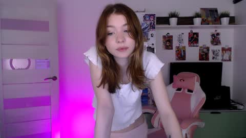 Snapshot of lower_angel chatting on December 27, 3:31 am Loly online show from December 27, 3:31 am