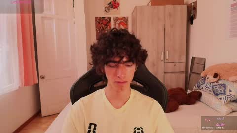 Snapshot of lucas_xo chatting on April 25, 8:39 pm lucas_xo online show from April 25, 8:39 pm