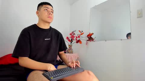 Snapshot of lucastorrez01 chatting on December 17, 11:55 pm LUCAS TORREZ online show from December 17, 11:55 pm