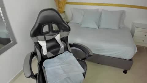 L U C C I A online show from October 6, 12:46 pm