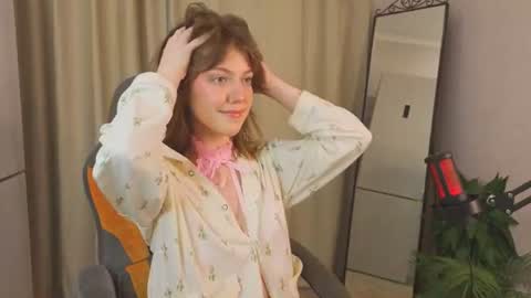 Snapshot of luci_xo chatting on July 1, 1:02 pm Lucy online show from July 1, 1:02 pm