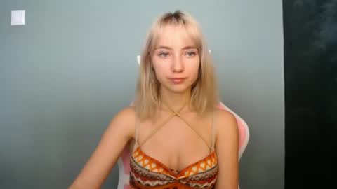 Snapshot of luciacam20 chatting on June 21, 6:38 am Lucy online show from June 21, 6:38 am