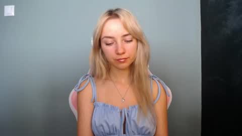 Snapshot of luciacam20 chatting on June 24, 6:34 am Lucy online show from June 24, 6:34 am