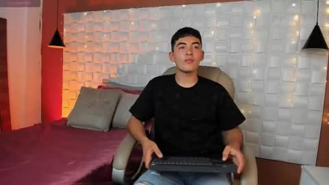 Snapshot of luciano_ciro chatting on February 24, 3:04 am Luciano online show from February 24, 3:04 am