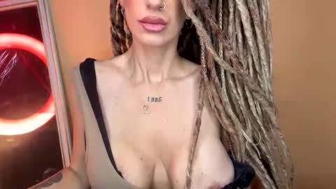 luciashowhot online show from April 17, 8:17 am