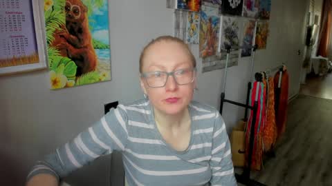 lucky_licky20 online show from April 10, 1:55 am