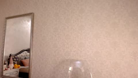 Mia online show from December 16, 6:27 pm