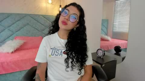Snapshot of lucy_greys_ chatting on April 21, 8:01 pm Lucy Greys online show from April 21, 8:01 pm