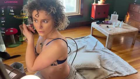 Snapshot of lucydreamsbaby chatting on January 28, 8:58 pm lucydreamsbaby online show from January 28, 8:58 pm