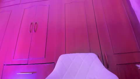 Snapshot of lucyshen_ chatting on June 25, 5:12 am luciana online show from June 25, 5:12 am