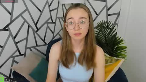 Snapshot of lucyy_green chatting on June 17, 12:57 am Lucy online show from June 17, 12:57 am