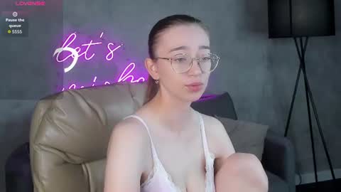 Snapshot of lucyy_green chatting on July 28, 12:40 am Lucy online show from July 28, 12:40 am