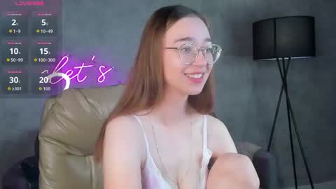 Snapshot of lucyy_green chatting on July 29, 12:53 am Lucy online show from July 29, 12:53 am