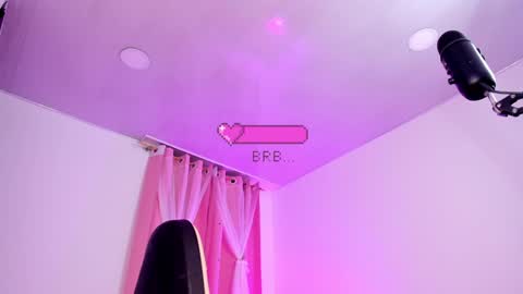 Snapshot of lucyy_peach chatting on December 12, 3:32 am LUCYY FROM HOME  online show from December 12, 3:32 am