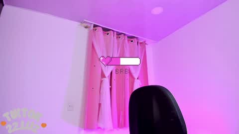 Snapshot of lucyy_peach chatting on December 19, 5:18 am LUCYY FROM HOME  online show from December 19, 5:18 am
