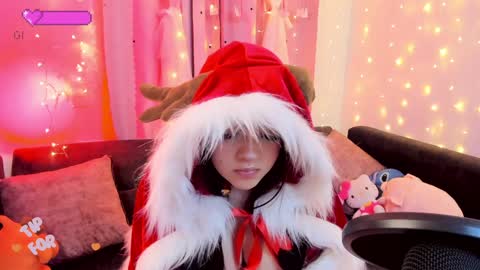 Snapshot of lucyy_peach chatting on December 24, 2:10 am LUCYY FROM HOME  online show from December 24, 2:10 am