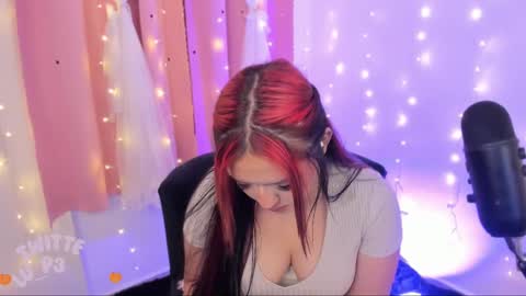 Snapshot of lucyy_peach chatting on February 12, 2:35 am LUCYY FROM HOME  online show from February 12, 2:35 am