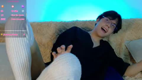 Snapshot of lui_x_dust chatting on February 21, 3:29 am Lui online show from February 21, 3:29 am