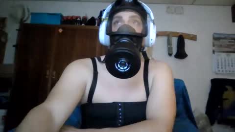 Snapshot of luis2423 chatting on May 8, 10:37 pm A slave to the mistress.. un esclavo para las amas dominantes. online show from May 8, 10:37 pm