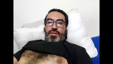 Snapshot of luis2988z chatting on April 19, 4:12 am Hairyman online show from April 19, 4:12 am