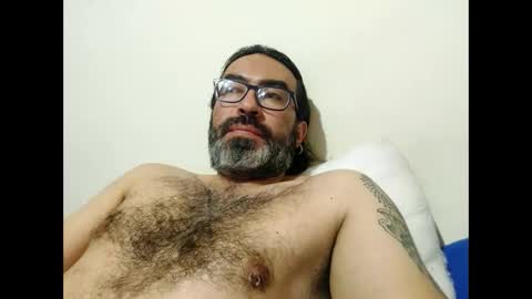 Snapshot of luis2988z chatting on April 28, 2:10 am Hairyman online show from April 28, 2:10 am