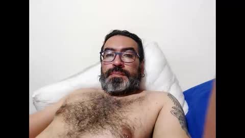 Snapshot of luis2988z chatting on May 2, 1:10 am Hairyman online show from May 2, 1:10 am