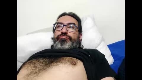 Snapshot of luis2988z chatting on May 3, 1:44 am Hairyman online show from May 3, 1:44 am