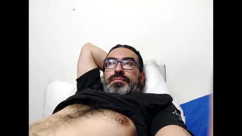 Snapshot of luis2988z chatting on May 19, 2:18 am Hairyman online show from May 19, 2:18 am