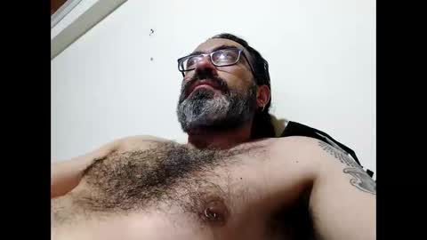 Snapshot of luis2988z chatting on June 1, 1:51 am Hairyman online show from June 1, 1:51 am