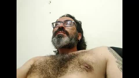 Snapshot of luis2988z chatting on June 9, 2:01 am Hairyman online show from June 9, 2:01 am