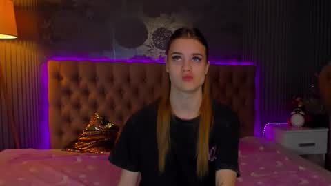 LuisaClover online show from November 19, 1:22 pm