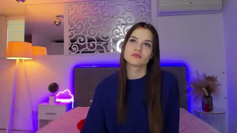 LuisaClover online show from February 12, 1:39 pm