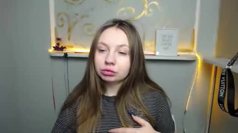 Snapshot of luizaheems_ chatting on December 15, 6:29 am Luiza online show from December 15, 6:29 am