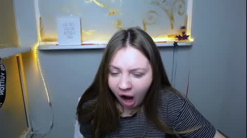 Snapshot of luizaheems_ chatting on December 15, 9:35 am Luiza online show from December 15, 9:35 am