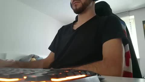 lukasschoetz online show from December 4, 10:57 am