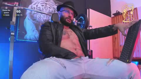 Snapshot of luke__09 chatting on March 10, 11:37 am LUKE online show from March 10, 11:37 am