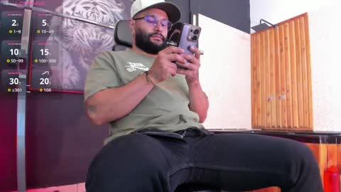 Snapshot of luke__09 chatting on April 2, 12:41 am LUKE online show from April 2, 12:41 am