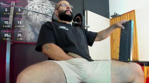 Snapshot of luke__09 chatting on April 7, 10:48 am LUKE online show from April 7, 10:48 am