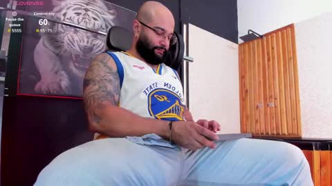 Snapshot of luke__09 chatting on April 9, 11:48 am LUKE online show from April 9, 11:48 am