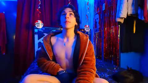 Snapshot of luke_howland chatting on February 19, 9:25 pm Luke online show from February 19, 9:25 pm