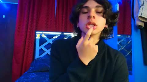 Snapshot of luke_howland chatting on February 25, 9:35 pm Luke online show from February 25, 9:35 pm