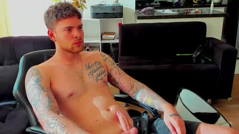 Snapshot of lukeglanton17 chatting on October 4, 9:13 pm Luke online show from October 4, 9:13 pm