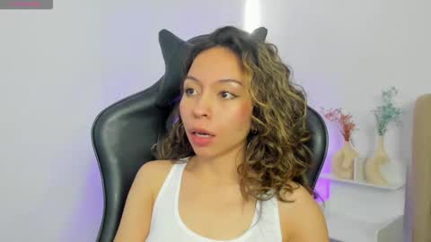 luluuberry online show from December 3, 7:12 pm