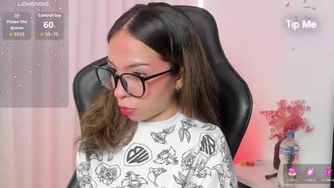 luluuberry online show from December 15, 12:53 pm