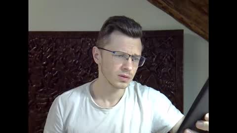 Andrew independent model 2000-0000 CET daily online show from February 9, 9:30 pm