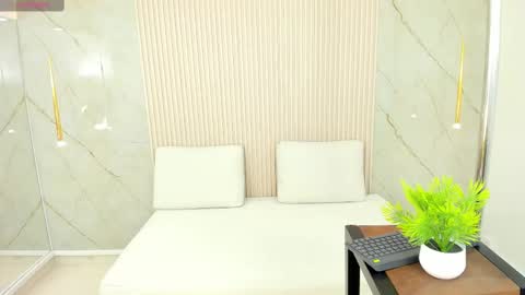 luminous__queen online show from February 2, 7:35 pm