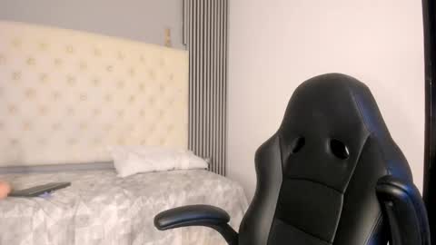 Snapshot of luna_and_banji chatting on December 19, 5:03 am luna and banji online show from December 19, 5:03 am