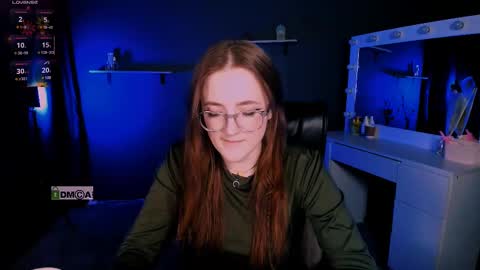 luna_berryy online show from March 11, 5:49 am