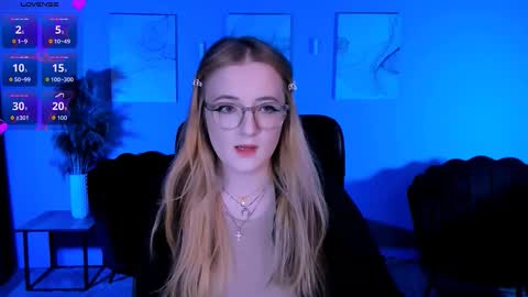 luna_berryy online show from March 14, 8:25 pm