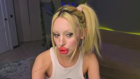 Snapshot of luna_beverly chatting on April 28, 8:14 pm luna_beverly online show from April 28, 8:14 pm